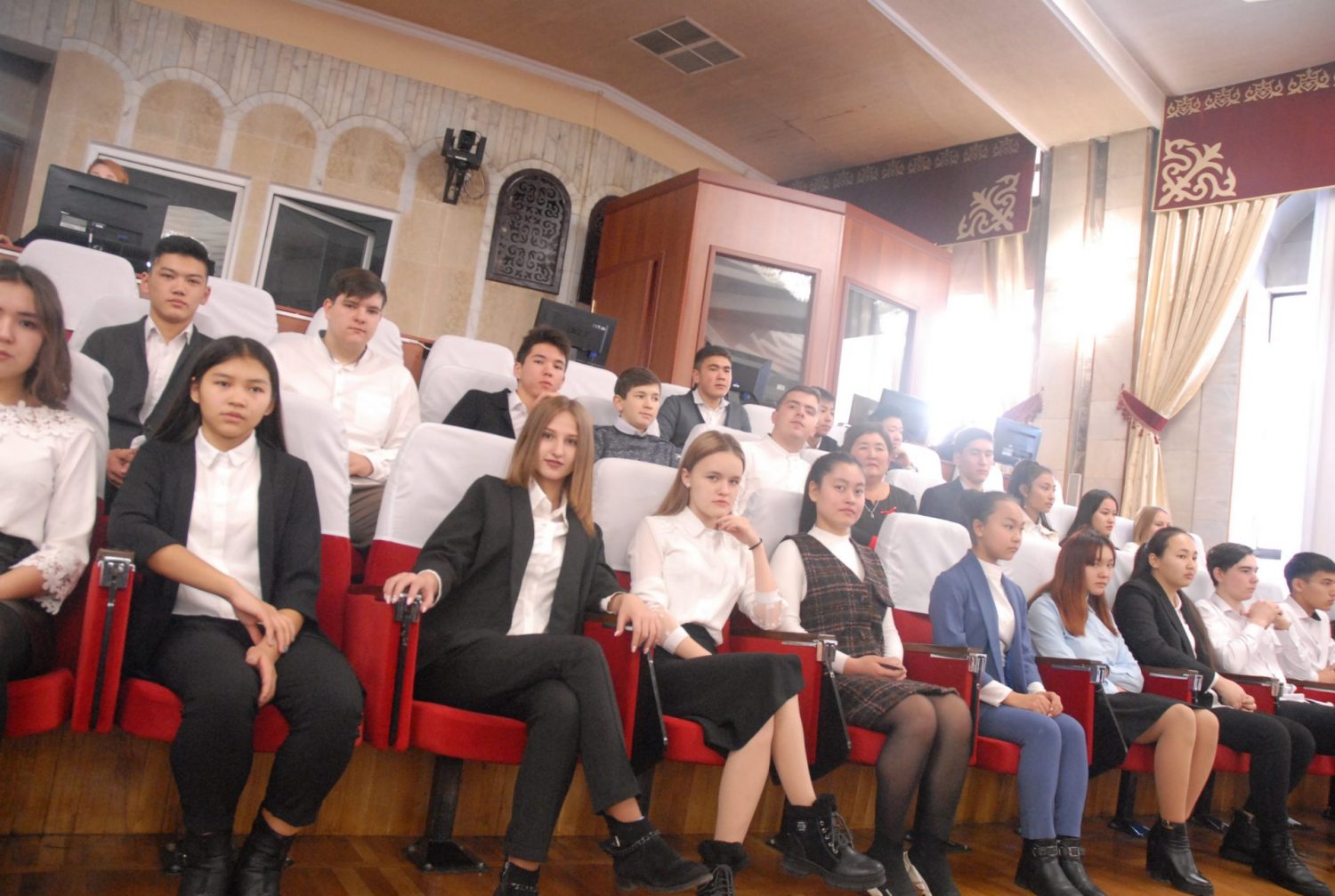 Экскурсия учащихся 10-А класса СОШ №19 в Жогорку Кенеш