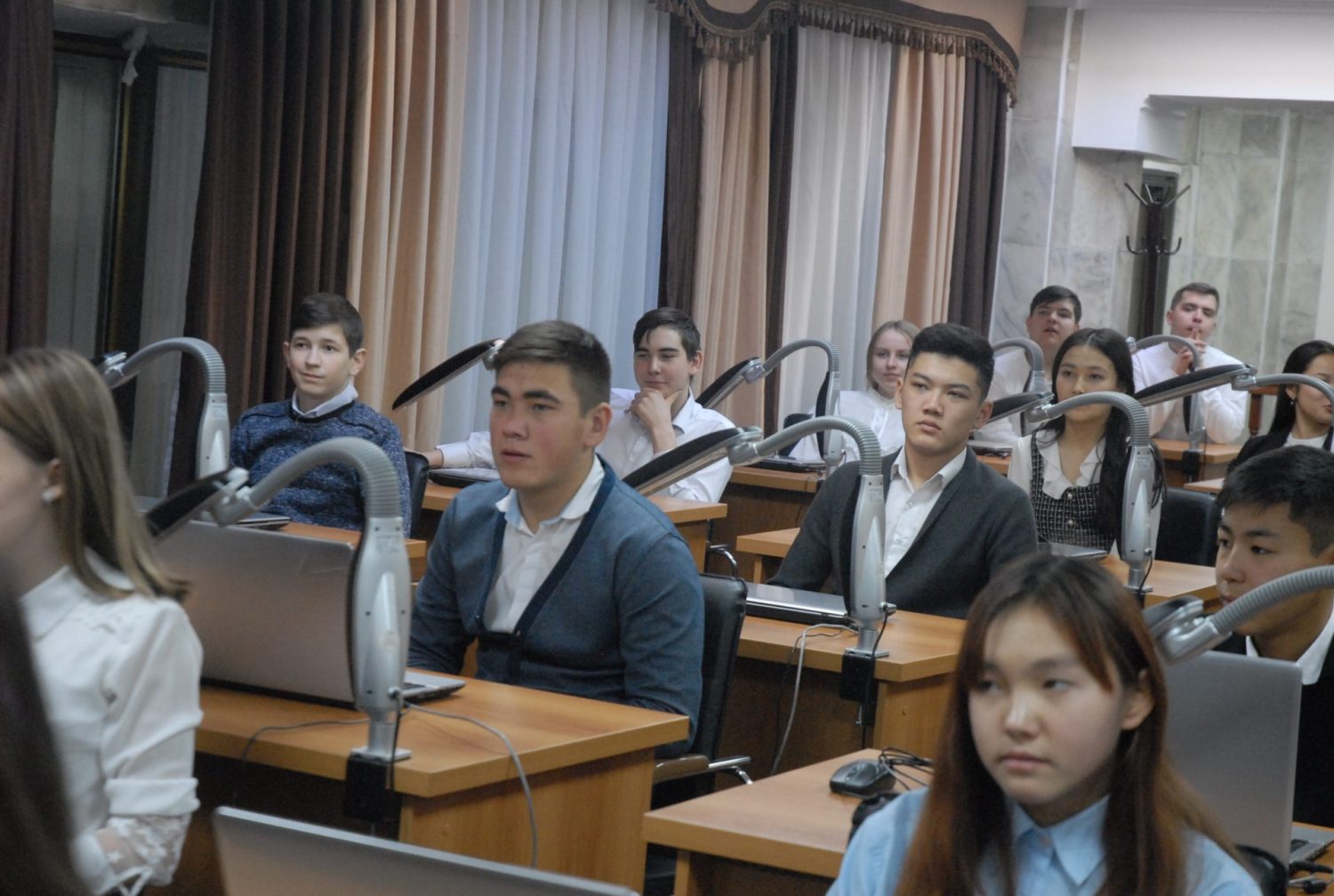 Экскурсия учащихся 10-А класса СОШ №19 в Жогорку Кенеш